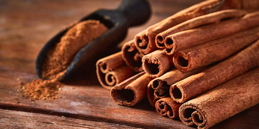 Cinnamon fragrances for candles